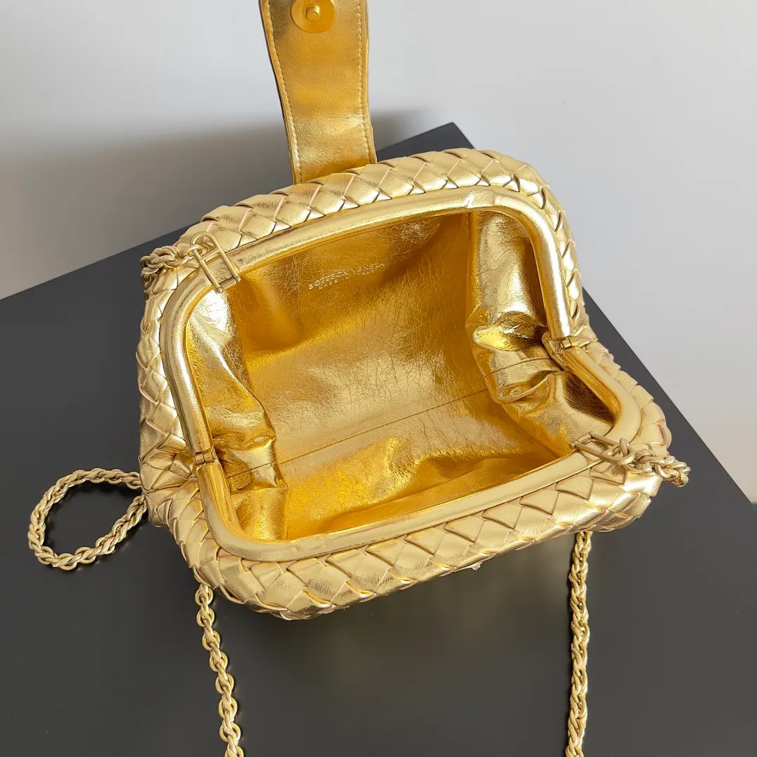Batch 1880 BOTTEGA VENETA LAUREN 1980 small clutch bag is new! The small size that many people squat on is finally here. The self-adjustable zipper is a highlight of this bag. After being removed, it can be used as a handbag for important occasions. One bag unlocks two carrying methods at the same time. It is practical and has a unique sense of structure and beautiful lines. It is more elegant than a small cloud. It is a tribute to the classics and the pursuit of modernity. Style number: 804038 Size: 27*15*8cm